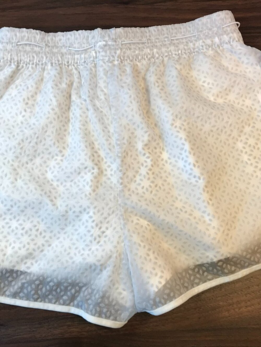 lululemon Women's shorts Size 4 Silhouette White with print and inside pocket - Picture 2 of 11